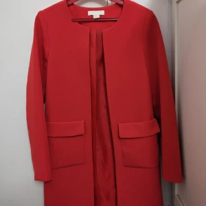 Röd lyxkappa  - En röd lyxkappa från H&M i storlek 32 Nypris 500kr  Säljer för 200kr