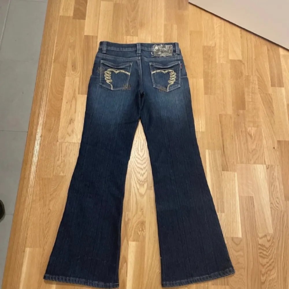 Jättesnygga lågmidjade utsvängda jeans som jag älskar men jag har för många jeans hemma nu!💕sitter som 36 och har Jöttesnygga slitningar!! Jag lägger mest upp dom för intressekoll men om någon är villig att lägga ett okej pris så kan jag nog sälja💕💕. Jeans & Byxor.