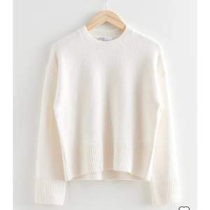 En vit stickad tröja från & other stories som bara är testad💕kan skicka egna bilder om man vill🥰 Nypris 550kr