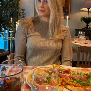 Topp - Den perfekta toppen som du både kan klä ner och klä upp!!