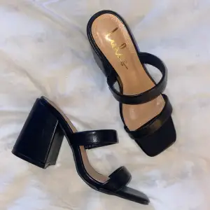 Klackskor från Lulus.com. Aldrig använda endast provade och säljs för att det var fel storlek. Storlek 7, dvs ca 37. Modellen är: Quess black high heel i svart. Hör av dig för mer info eller bilder💓Obs, slutsålda online.