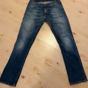 Svinsnygga nudie jeans i modellen ”thin finn” storlek: 34/34 Skick 9/10, inga defekter  Jeansen sitter lite stort på mig som man kan se på sista bilden. Tveka inte att skriva om mer frågor osv!🙌🏼