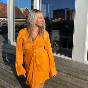 Klänning - Klänningen är ifrån zara och passar perfekt till sommarfesterna nu i sommar🌸🌸