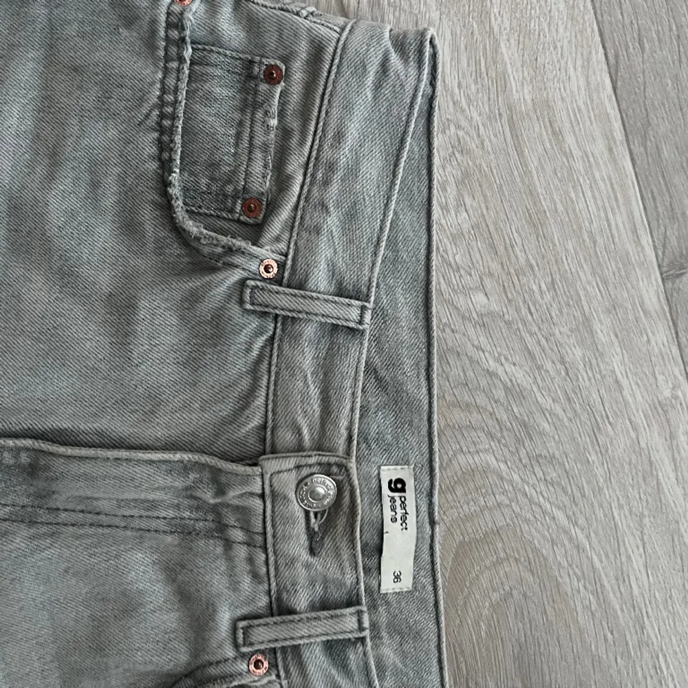 Säljer dessa populära jeans från Gina Tricot som inte kommer till användning. Dem har inga defekter och inte alls använda mycket. Hör av er vid funderingar🫶🏼🫶🏼. (Lånad första bild). Jeans & Byxor.