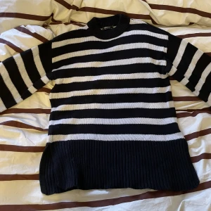 Stickad tröja - Randig stickad tröja från Gina Tricot. Jättefint skick! Strl XS men skulle säga mer S. Köparen står för frakten🧡