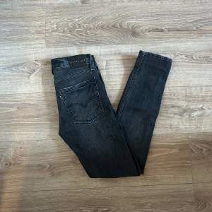 Ett par jeans i absolut topp skick och som dessutom har en extremt snygg tvätt. Nypriset på dessa jeans ligger på runt 1000kr. Längden på byxorna är 98cm och midjan 35cm jämför gärna med ett par egna och sen är det fritt fram att använda ”köp nu”.