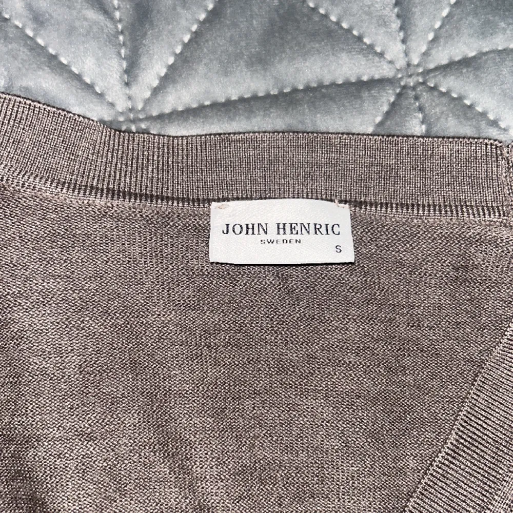 En John Henric tröja med knappar. Är gjort av merinoull och köptes för 1599, säljer för endast 299. Ingen frakt, träffas vid Stockholm. Riktigt snygg och är storlek S, passar också M. Skicket är 10/10.. Tröjor & Koftor.