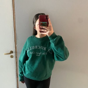 Tröja från gina - Säljer denna fina tröjan från Gina tricot eftersom att den inte kommer till andvändning. Den är i stolek M. Det finns inga skador på tröjan.  Kom privat för mer bilder!! 