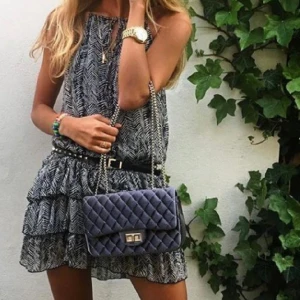 Klänning  - En Jättesnygg sommarklänning från Zara. Använd ett fåtal gånger. Klänning har princip inga tecken på användning och är i väldigt bra skick.  Första bilden är lånad. 