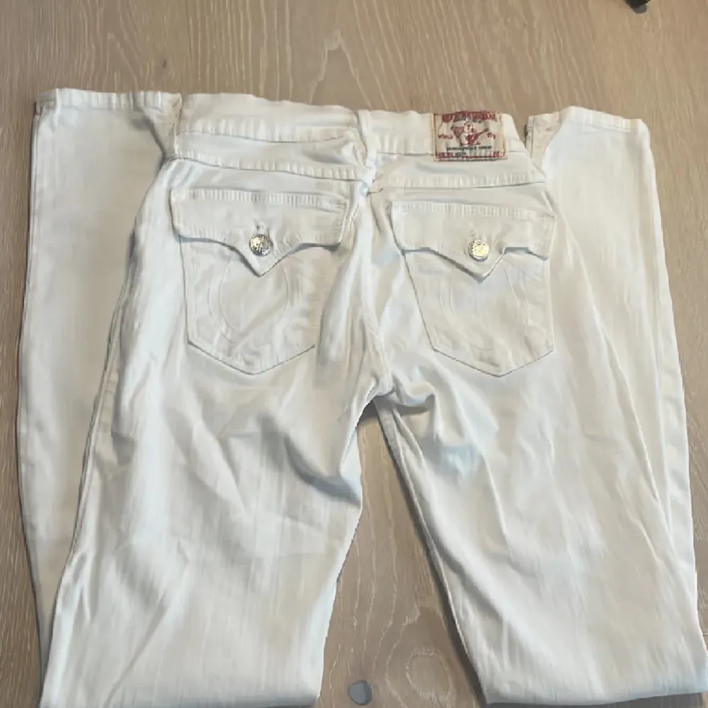 Vita jeans i rak passform, stolek 29 men passar som en 29-31. Skriv gärna vid frågor OBS (lånade bilder) men fråga bara så skickar jag egna. Jeans & Byxor.