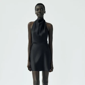 Zara klänning - Jättefin klänning från zara! Svart siden material och öppen i ryggen. 