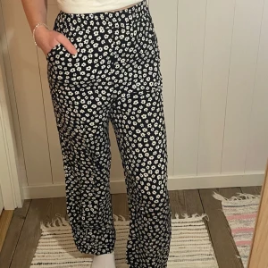 Blommiga byxor  - Sköna byxor från monki, höga i midjan med fickor🤍