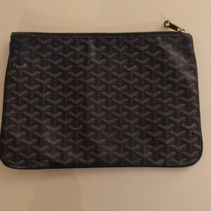 Goyard iPad/ datorfodral  - Tja! Säljer riktigt fin goyard iPad/ datorfodral. Har liten fläck inne i fodralet, men inget som syns. Lite slitningar på kanterna. Det är därför det är ett riktigt bra pris för ett goyard fodral. Hör av er vid frågor!