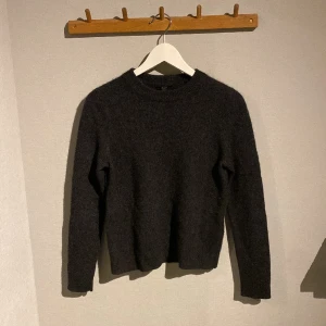 Cashmere tröja  - Säljer min mörkgråa cashmere tröja från COS då den inte kommer till användning! Den är i storlek S men skulle säga att den är mer som en Xs 💋 