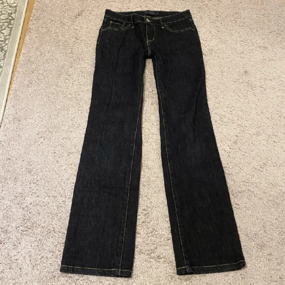 Midja: 73+stretch • innerben: 77 • low/midwaist straight Levis Jeans • stl s/36/28  modellen på bilden är 171cm (Lånade bilder! köpte här på Plick men de var lite stora för mig☺️). Jeans & Byxor.