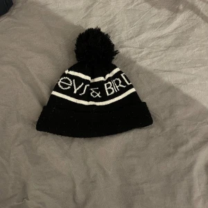 Mössa - Storlek: one size Skick: bra Färg: svart Passar alla Pris: 50