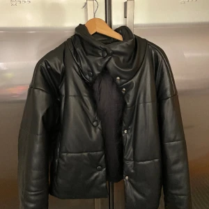 Skinn dunjacka - Svart fake skinn dunjacka från NA-KD