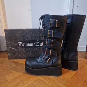 Demonias säljes / bytes - Skor från Demonia i modellen Thrashville 518. Skorna har enbart testats då de är för stora för mig och är därför i nyskick. Om du har ett par liknande boots i storlek 42 är även ett byte aktuellt.