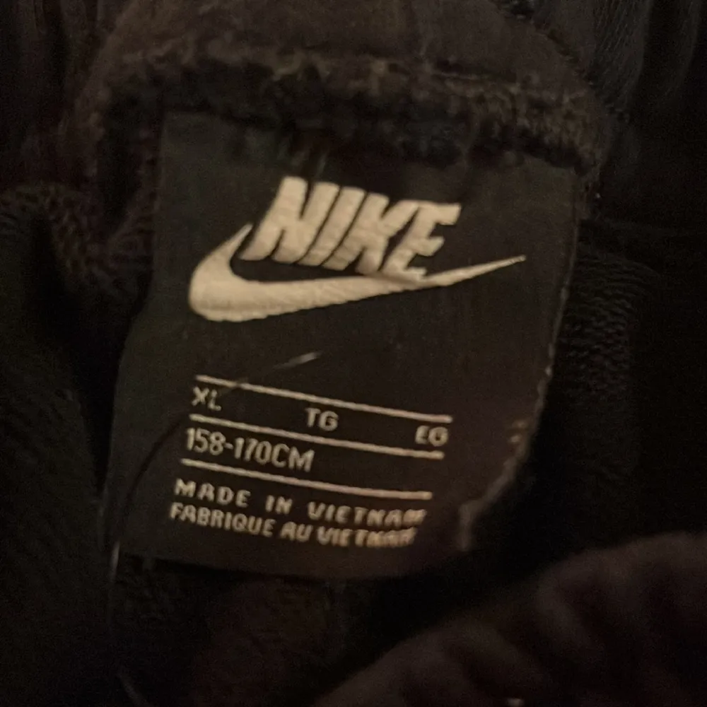 Svarta byxor från Nike storlek 158-170 i barn storlek . Jeans & Byxor.