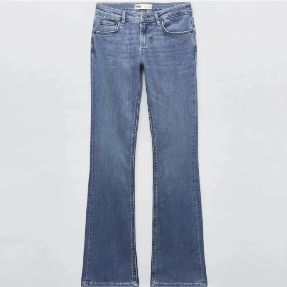 Så snygga lågmidjade jeans från Zara! Använda fåtal gånger❣️❣️ har blivit uppsydda så funkar för någon som är ca 160. Jeans & Byxor.