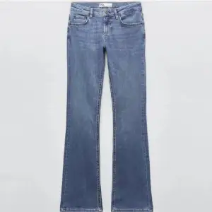 Så snygga lågmidjade jeans från Zara! Använda fåtal gånger❣️❣️ har blivit uppsydda så funkar för någon som är ca 160