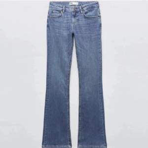 Så snygga lågmidjade jeans från Zara! Använda fåtal gånger❣️❣️ har blivit uppsydda så funkar för någon som är ca 160