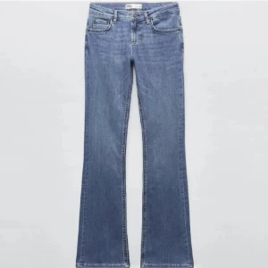 Lågmidjade jeans - Så snygga lågmidjade jeans från Zara! Använda fåtal gånger❣️❣️ har blivit uppsydda så funkar för någon som är ca 160