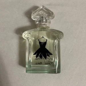 Guerlain parfym - Guerlain La petite robe noire Eau Fraiche Söt och fruktig damparfym perfekt för sommar vår och höst Cirka 60ml av 75ml kvar Nypris: ~600kr