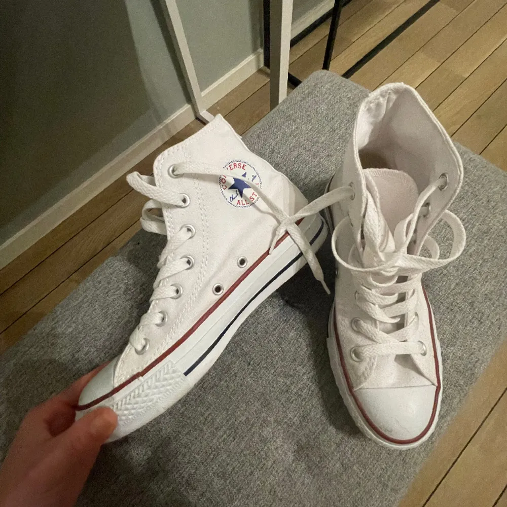 Converse skor i nyskick som endast är använda 2 gånger!! Säljer då de är för små för mig. Finns inga skador💕 Nypris: 800kr . Skor.