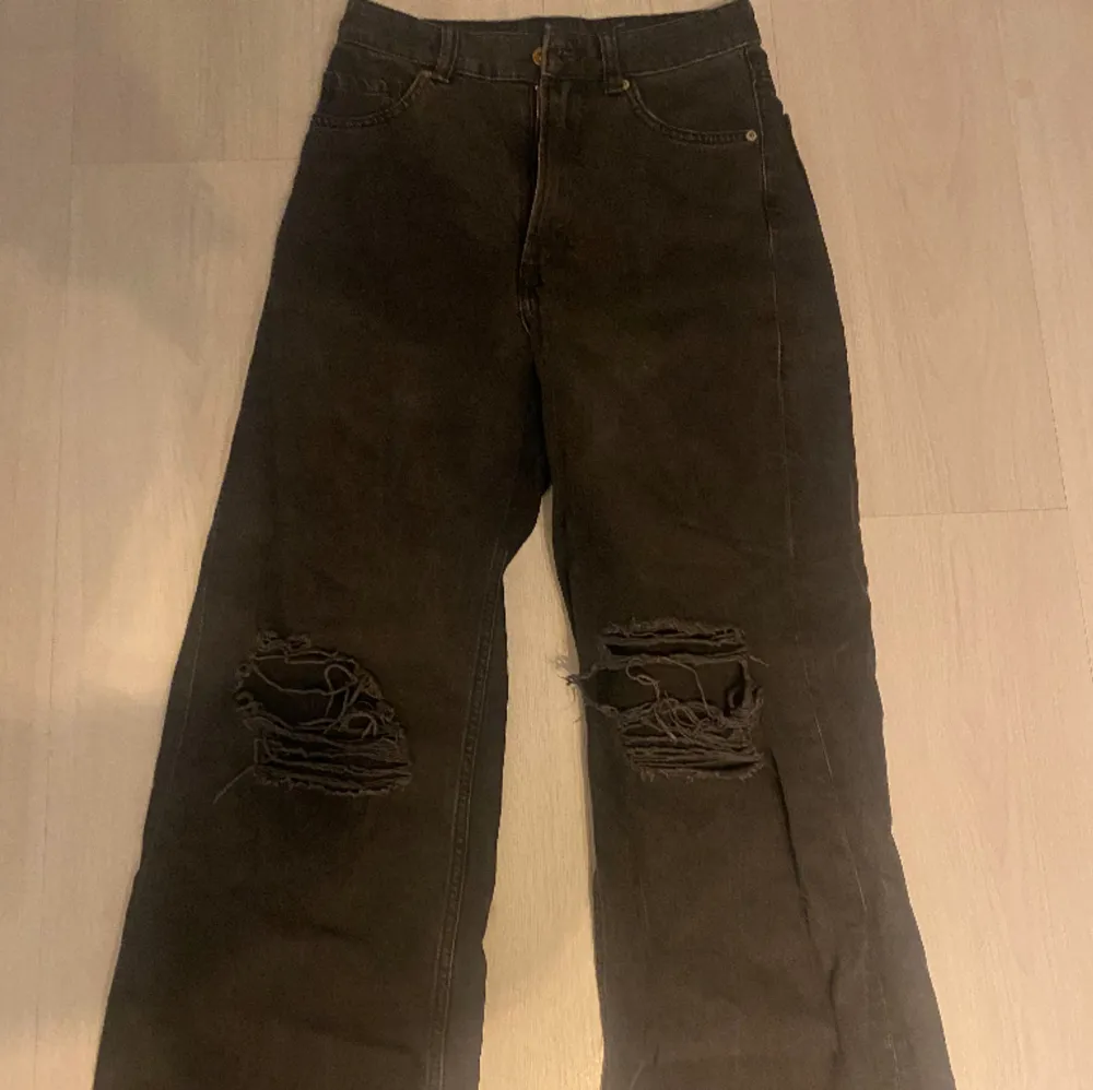 Vida svarta jeans med hål på båda knäna. Högmidjade, bra skick. Jeans & Byxor.