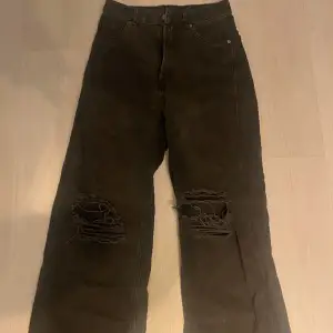 Vida svarta jeans med hål på båda knäna. Högmidjade, bra skick