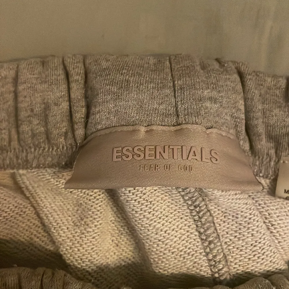 Har haft denna mjukisbyxor av märket Essentials i 2 månad, vill sälja den nu eftersom den aldrig kommer till användning. Har endast använt den 2-4 gånger max.. Jeans & Byxor.