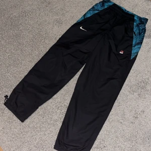 Skepta x Nike byxor 🦋HELT NYA  -  *RARE* Skepta x Nike byxor i XS! De är från Skeptas legendariska samarbete med Nike. Finns inte i denna storlek nånstans på hela internet! XS sitter som M men lite kortare för mig! De är en av mina bästa grails!!! Helt sinnesjuka! 