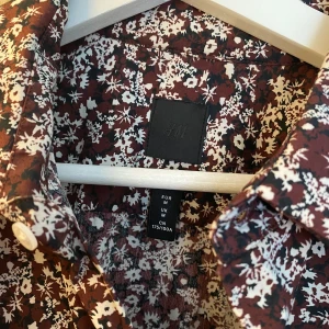 Hm skjorta - Knappt använd, storlek M men sitter större! Skriv vid funderingar.