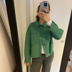Grön Jacka Zara - Grön jacka i en mocca imitation, perfekt till sommaren 