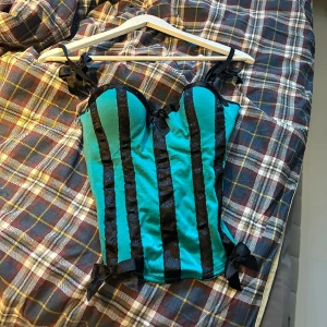 Korsett top  - Super söt liten blå/turkos färgad korsett top! Sitter så fint och den täcker över naveln på mig💞 Kupan är lite för stor på mig därför säljer jag den! Säg till hur mycket du kan tänka dig att köpa den för så fixar vi något🫶 säg till om bilder på!