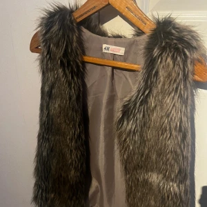 Pälsväst - Pälsväst från hm har haft den länge så tror inte att den finns mer, hör av vid intresse 🩷