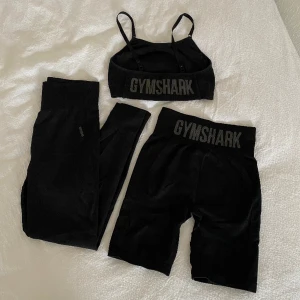 GYMSHARK 3 delar  - Tights, shorts och bh  Knappt använt   Går att köpa separat: Tights 300kr Shorts 200kr Bh 150kr