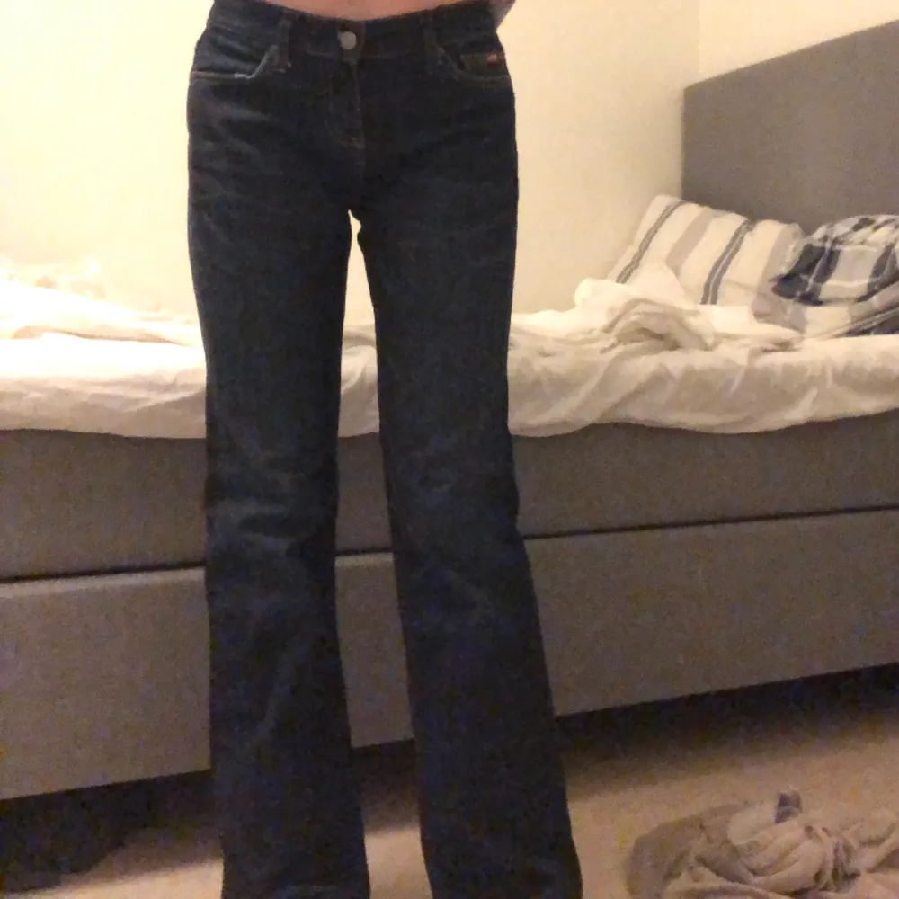 Lågmidjade jeans som jag säljer för dom tyvärr är för stora på mig. Jeans & Byxor.