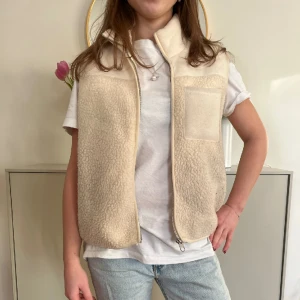 Teddyväst - Väst som är perfekt att ha över vilken tröja som helst!😇