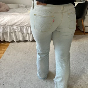 Låga Levis jeans - As snygga lågmidjade Levis jeans, säljer för att de är lite för små för mig! Jättebra skick, köpt för 700kr🫶🏼