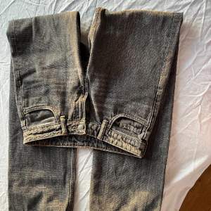 Low waist straight jeans från weekday💞 Använda 1 gång, alltså i ny skick! Köpta för 590kr. Passar till det mesta, kom privat för fler bilder eller frågor💞Kan gå med på att sänka priset🥰