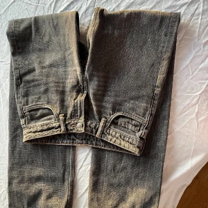 Low waist jeans - Low waist straight jeans från weekday💞 Använda 1 gång, alltså i ny skick! Köpta för 590kr. Passar till det mesta, kom privat för fler bilder eller frågor💞Kan gå med på att sänka priset🥰