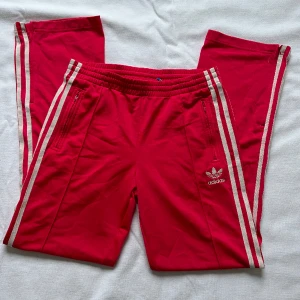 Adidas byxor - Långa adidas byxor 