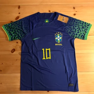 Neymar Brasilien tröja 2022/23 - Säljer en Brasilien fotbollströja från säsongen 22/23 med Neymar på ryggen helt oanvänd