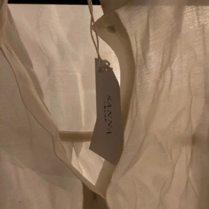 Blus - En blus ifrån NAKD i collab med Sanna Jörnvik. Säljes då den aldrig användes utan bara testat. Lappen är kvar.