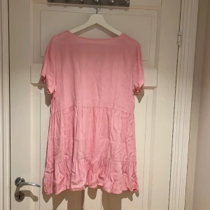 Sött rosa sommarklänning  - Rosa sommarklänning i skönt material. Storlek S 
