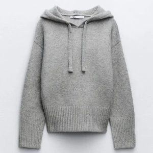 Stickad tröja - Säljer min jätte fina tröja från zara, har använt den 2 gånger och den ser helt ny ut❤️