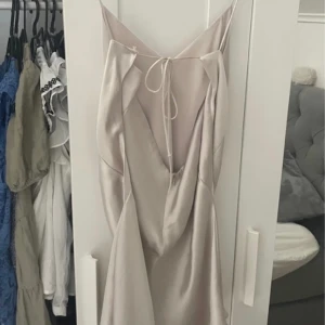Zara klänning  - Fin zara klänning som är helt oanvänd! Köpte i sommras men kom tyvärr aldrig till användning💗