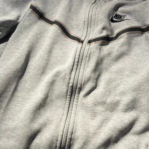 Nike tech grå - Säljer mitt gråa Nike tech Som inte jag använder mycket det är bra skick 8,5/10